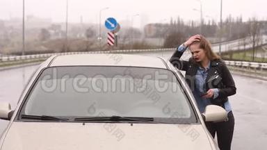 一个女孩在一条空荡荡的雨<strong>天路</strong>上寻求帮助，并停止过车。